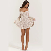 Lade das Bild in den Galerie-Viewer, SWEETHEART NECK MINI DRESS
