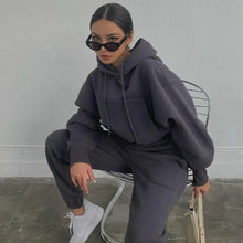 Lade das Bild in den Galerie-Viewer, OVERSIZED KNIT CROPPED HOODIE AND JOGGER SET
